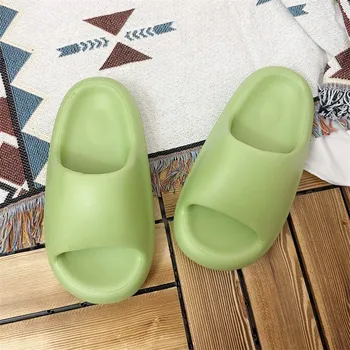 Летни дамски обувки 2023 Нова тенденция вътрешна платформа неплъзгащи се дамски чехли удобни меки подметки баня двойка слайдове